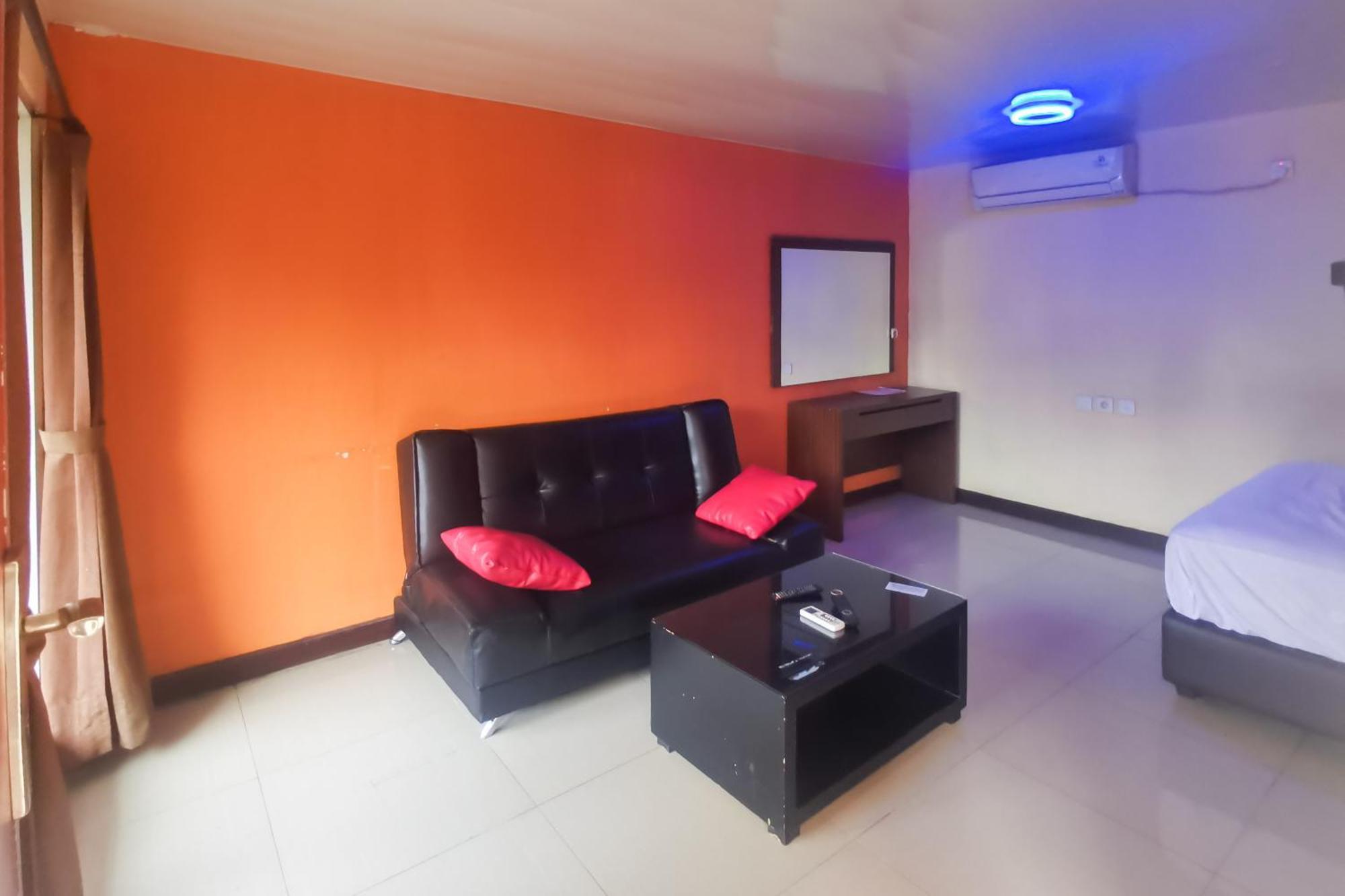 Hotel Container Inn Mitra Reddoorz Gadok Экстерьер фото