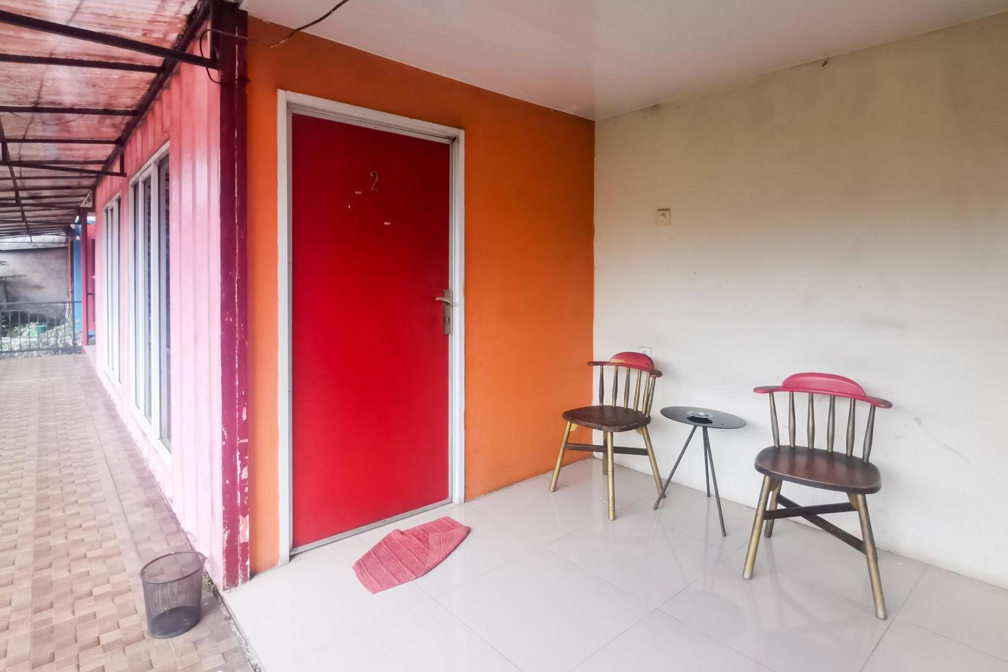 Hotel Container Inn Mitra Reddoorz Gadok Экстерьер фото