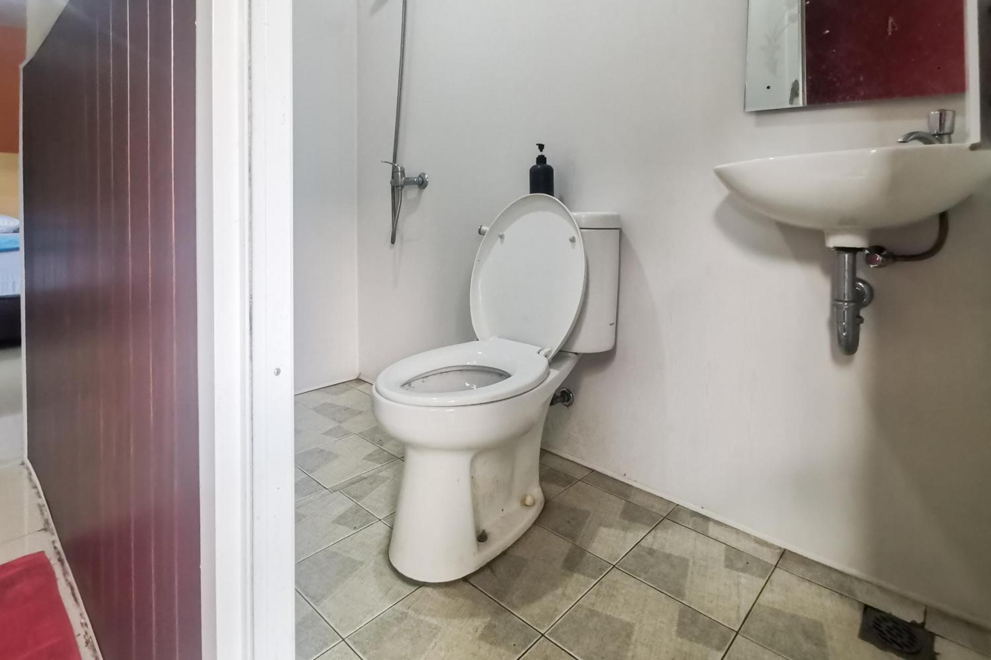 Hotel Container Inn Mitra Reddoorz Gadok Экстерьер фото