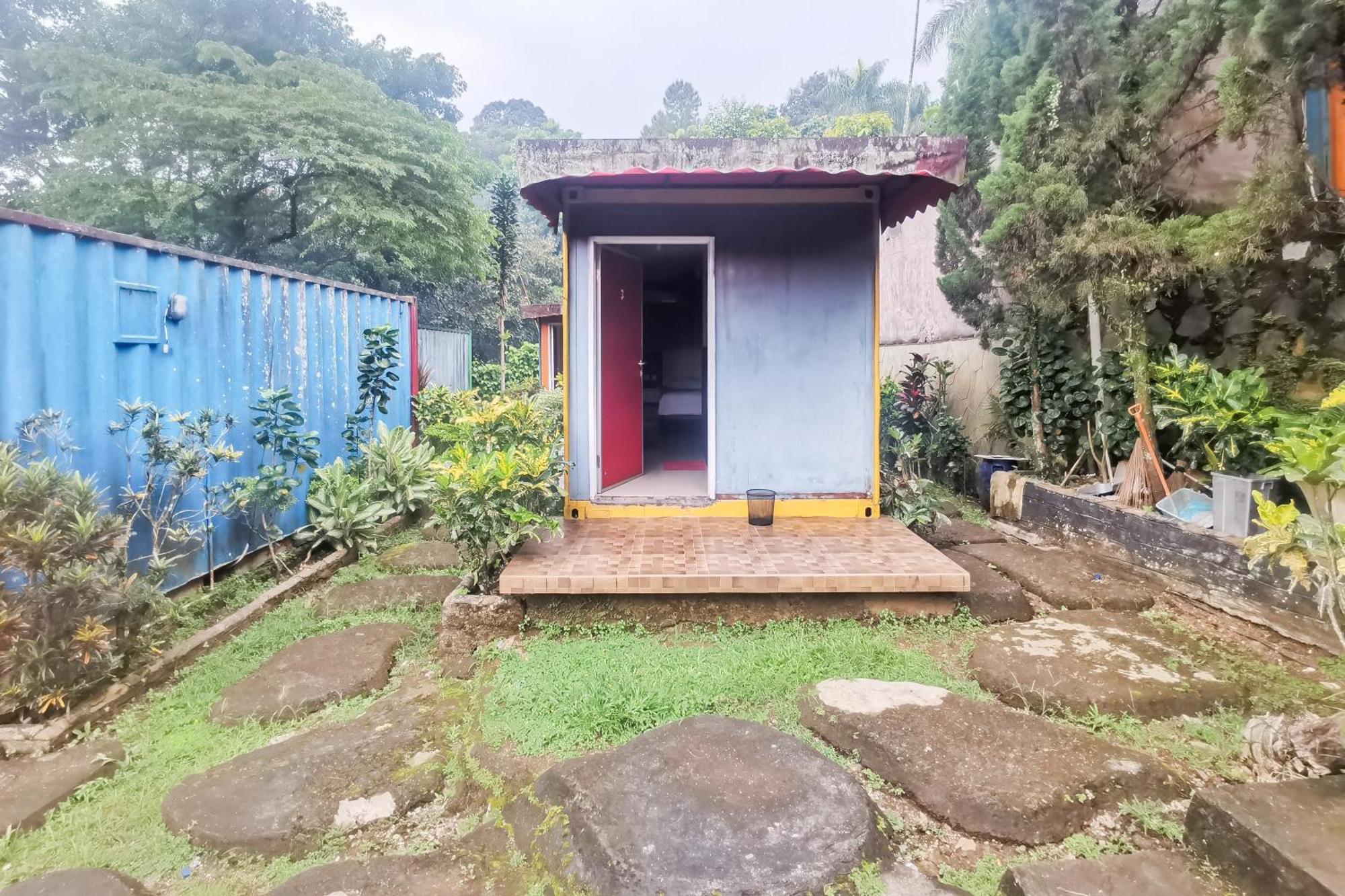 Hotel Container Inn Mitra Reddoorz Gadok Экстерьер фото