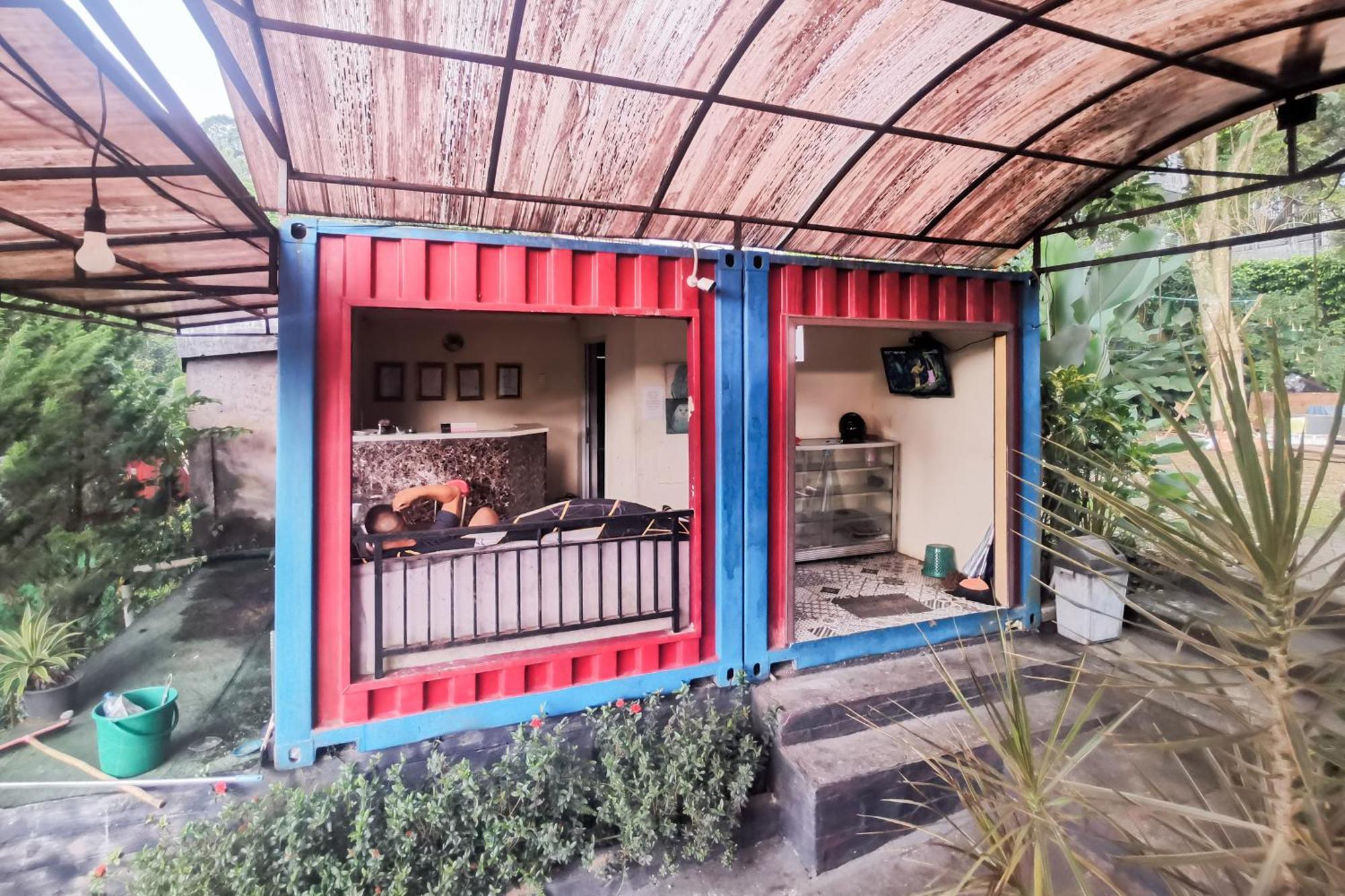 Hotel Container Inn Mitra Reddoorz Gadok Экстерьер фото